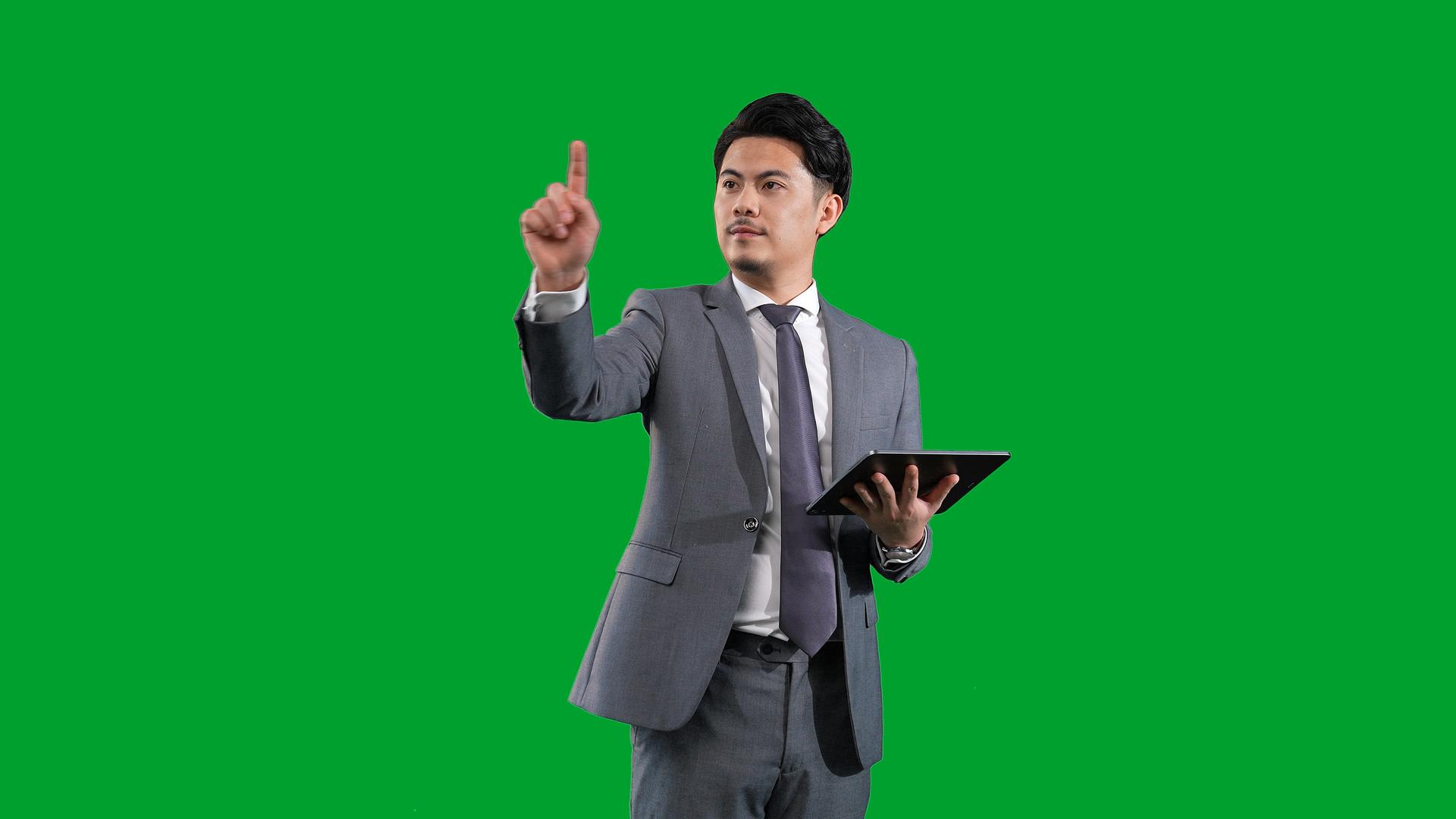 商务男士虚拟屏幕操作绿幕视频的预览图