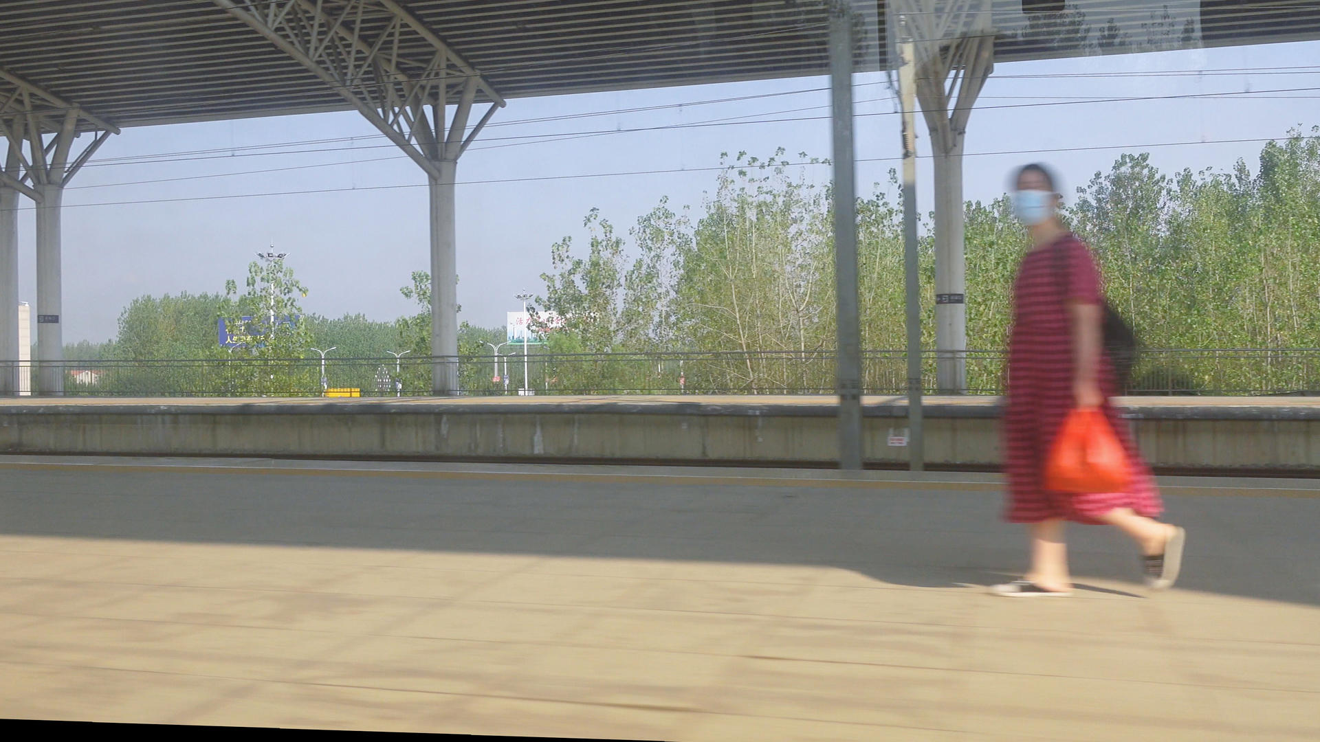 缓缓进入站台的高铁动车列车城市交通4k素材视频的预览图