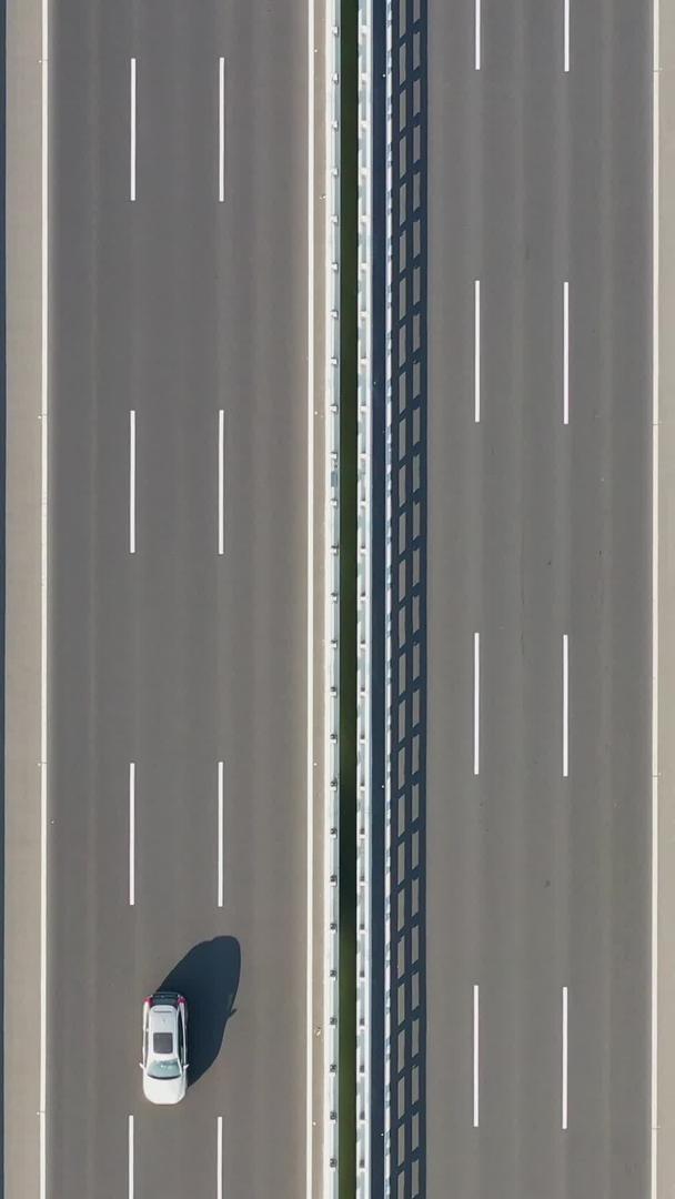 高速公路航拍在海上的视频视频的预览图
