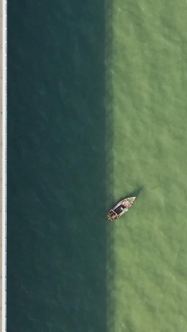 高速公路航拍在海上的视频视频的预览图