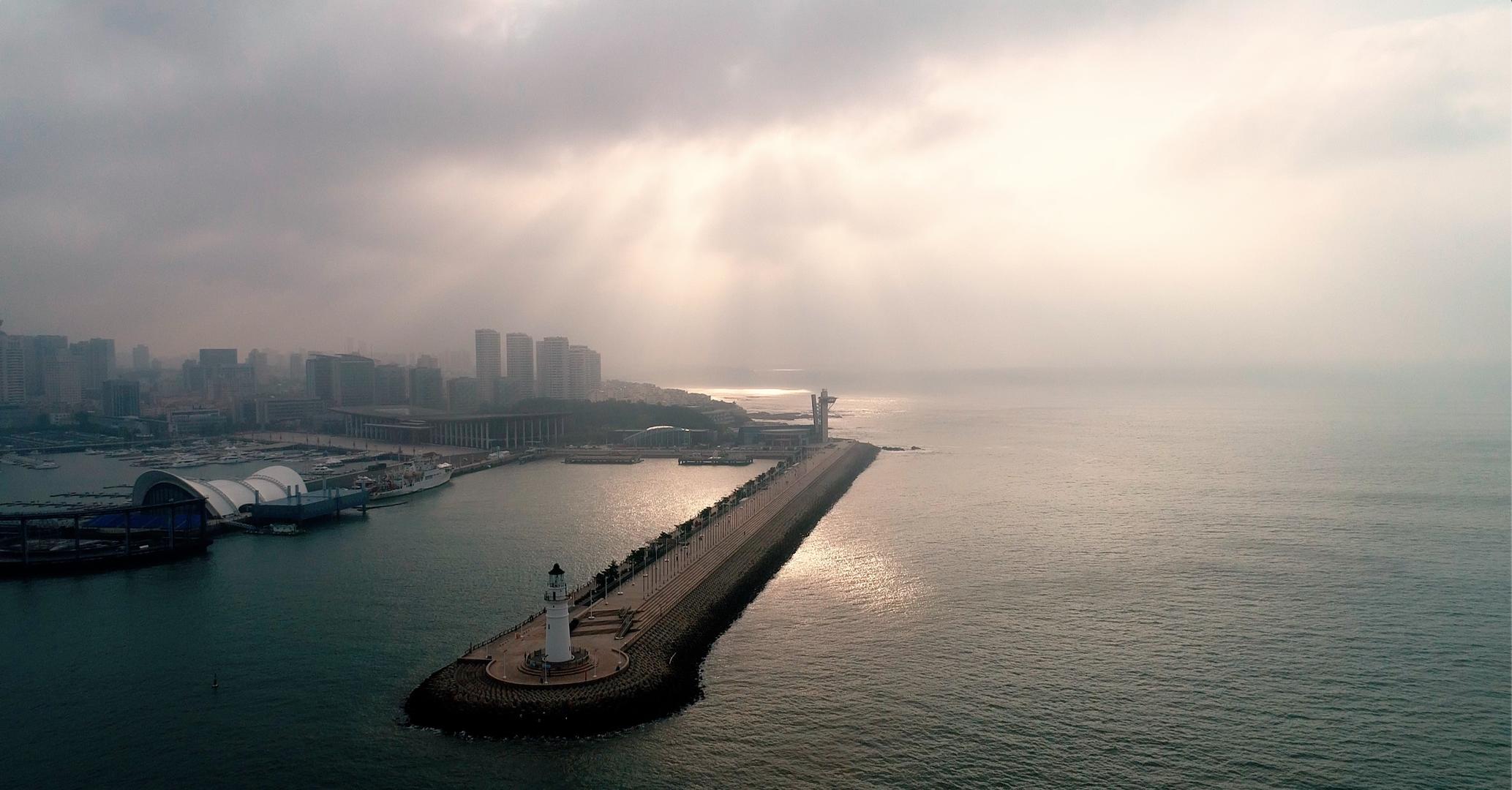 4K航拍被晨雾笼罩的青岛奥帆中心视频的预览图