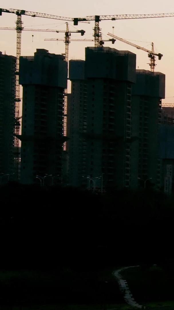 建筑工地朝阳下视频的预览图
