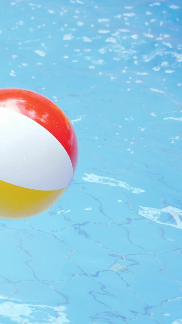 充气水球漂浮荡漾游泳池水面视频的预览图