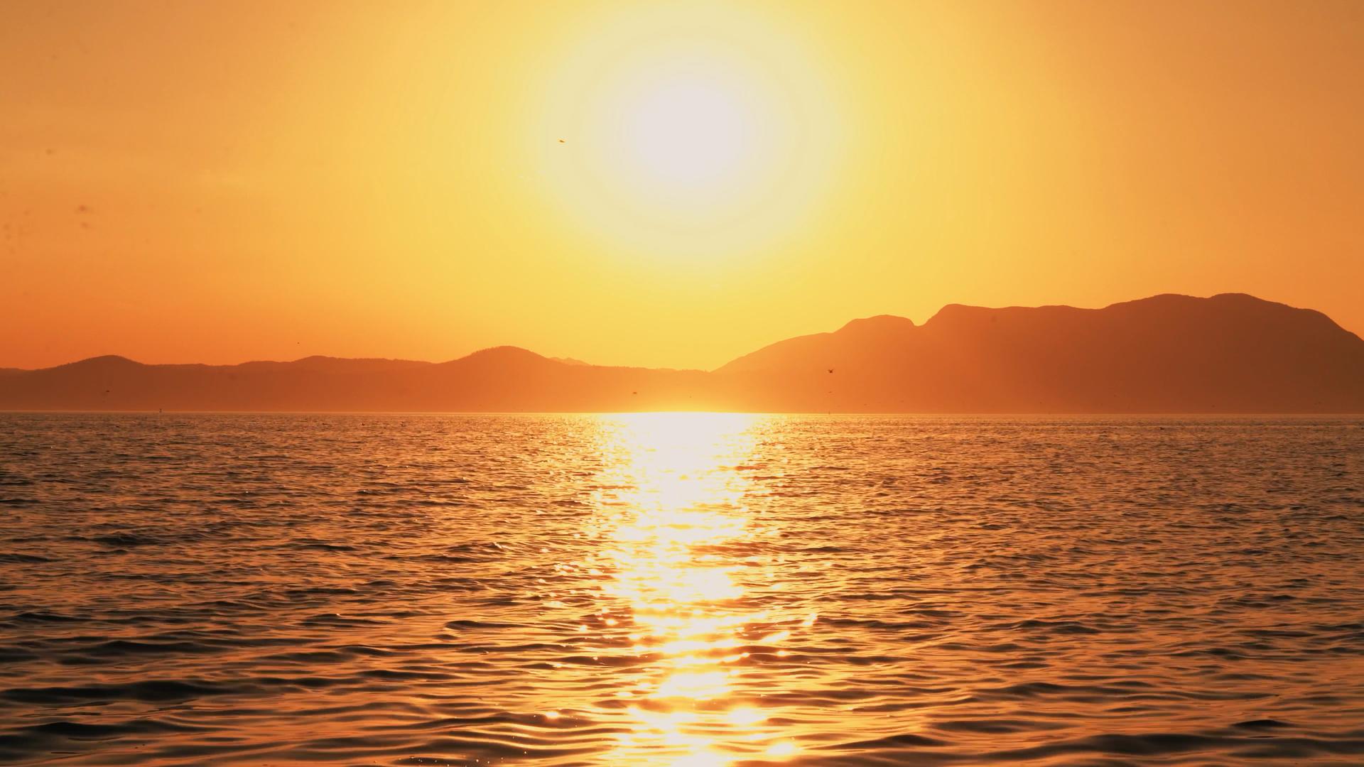 4k夕阳下波光粼粼的湖面风光实拍视频的预览图
