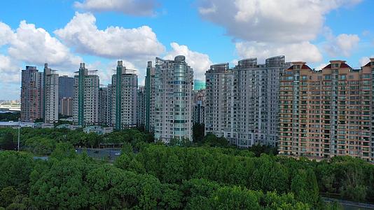 上海世纪公园蓝天白云下的住宅楼视频的预览图