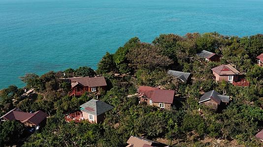4k航拍海边悬崖度假酒店旅游民宿房屋视频的预览图