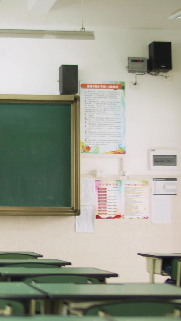 校园课堂实拍黑板中考倒计时视频的预览图