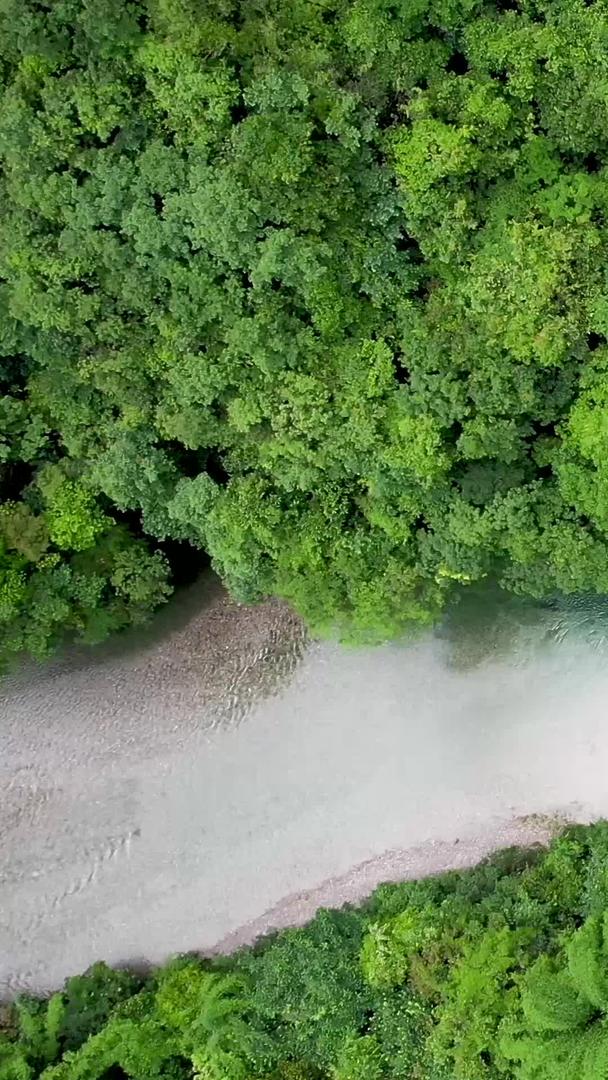 贵州黔东南清澈河流水资源特写视频的预览图