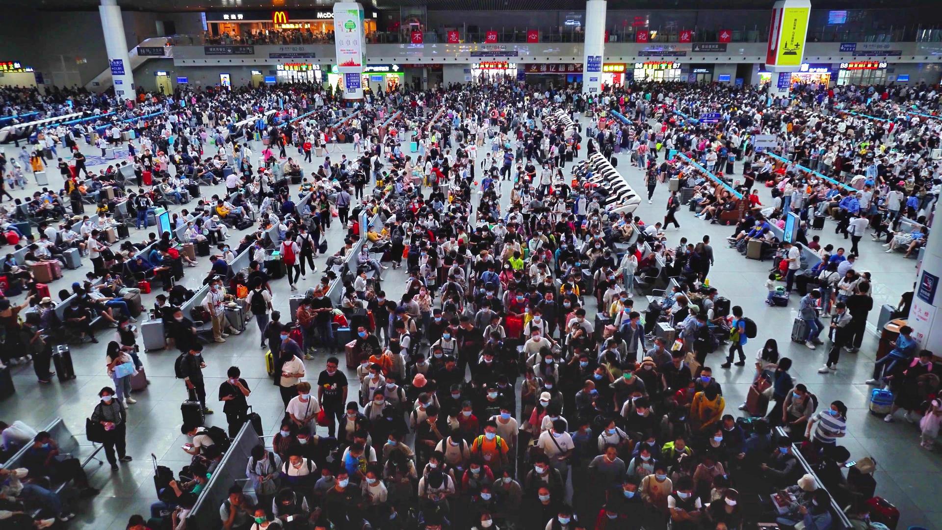 4K春运高峰火车站出行拥挤人群视频的预览图