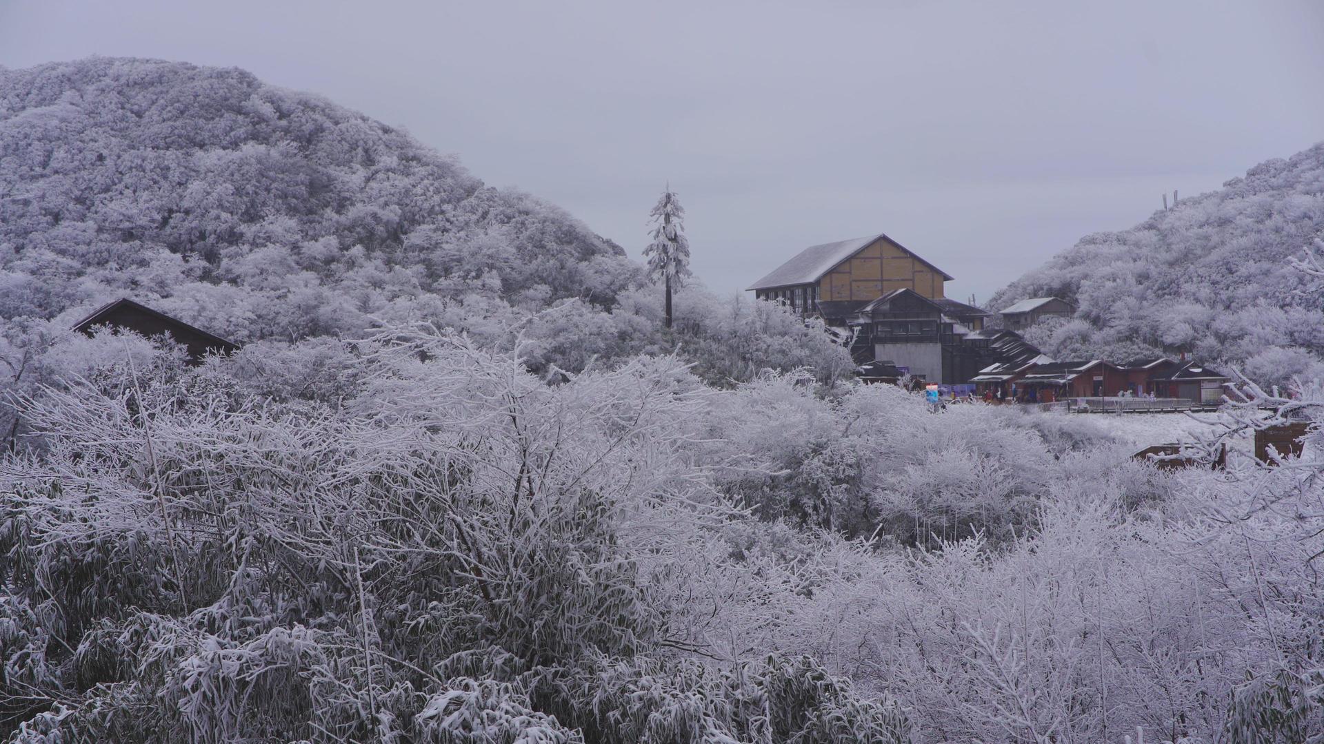 金佛雪山小镇美丽雪地景色视频的预览图
