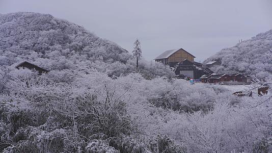 金佛雪山小镇美丽雪地景色视频的预览图