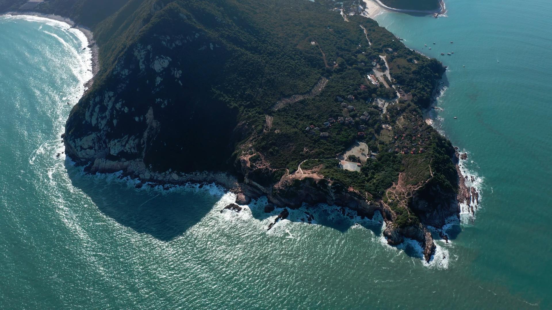 4k航拍高空俯瞰深圳鹿嘴山庄山海风光视频的预览图