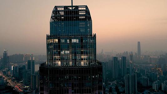 4K航拍夜幕降临时刻的城市摩天大楼视频素材视频的预览图