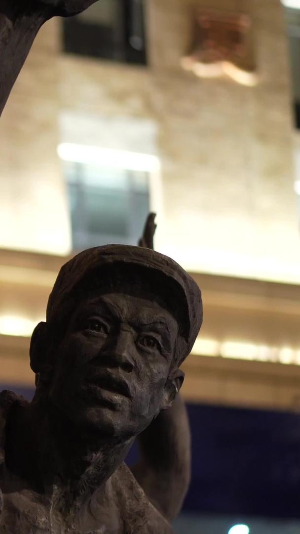 江汉关前爱国教育英雄雕像夜景素材视频的预览图