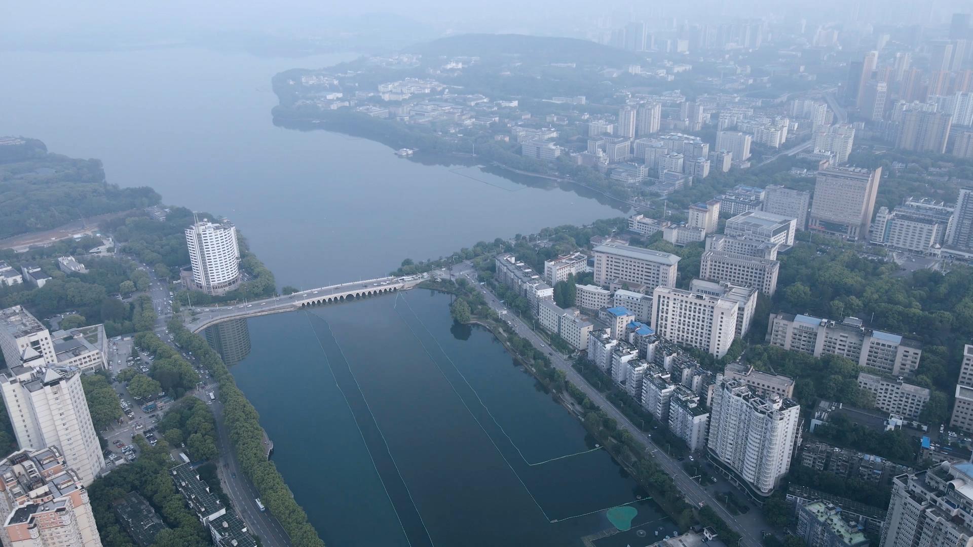 4K航拍宜居城市生态水域湖滨住宅群居住环境视频的预览图