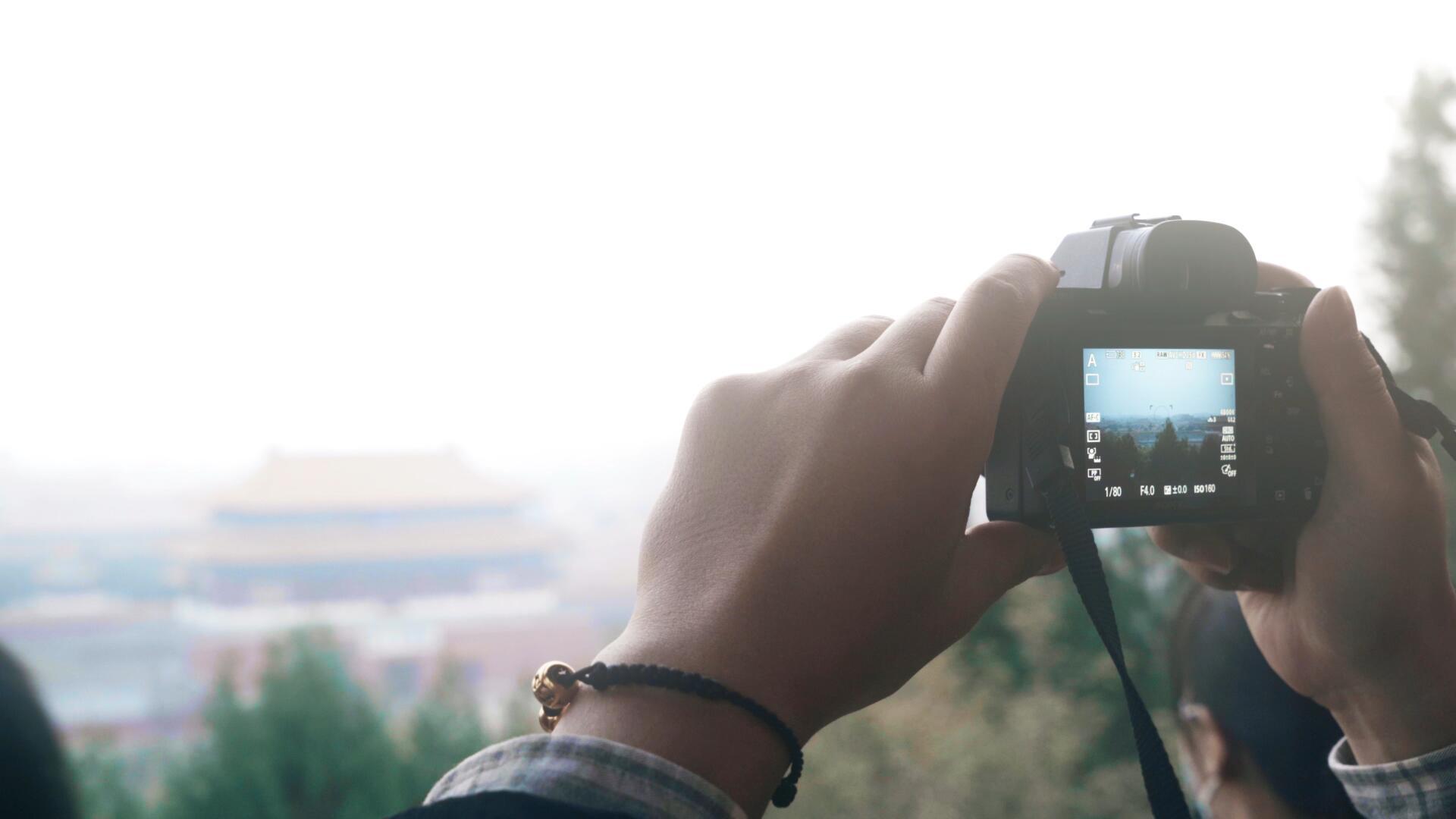 故宫全景拿着相机拍照的游客视频的预览图
