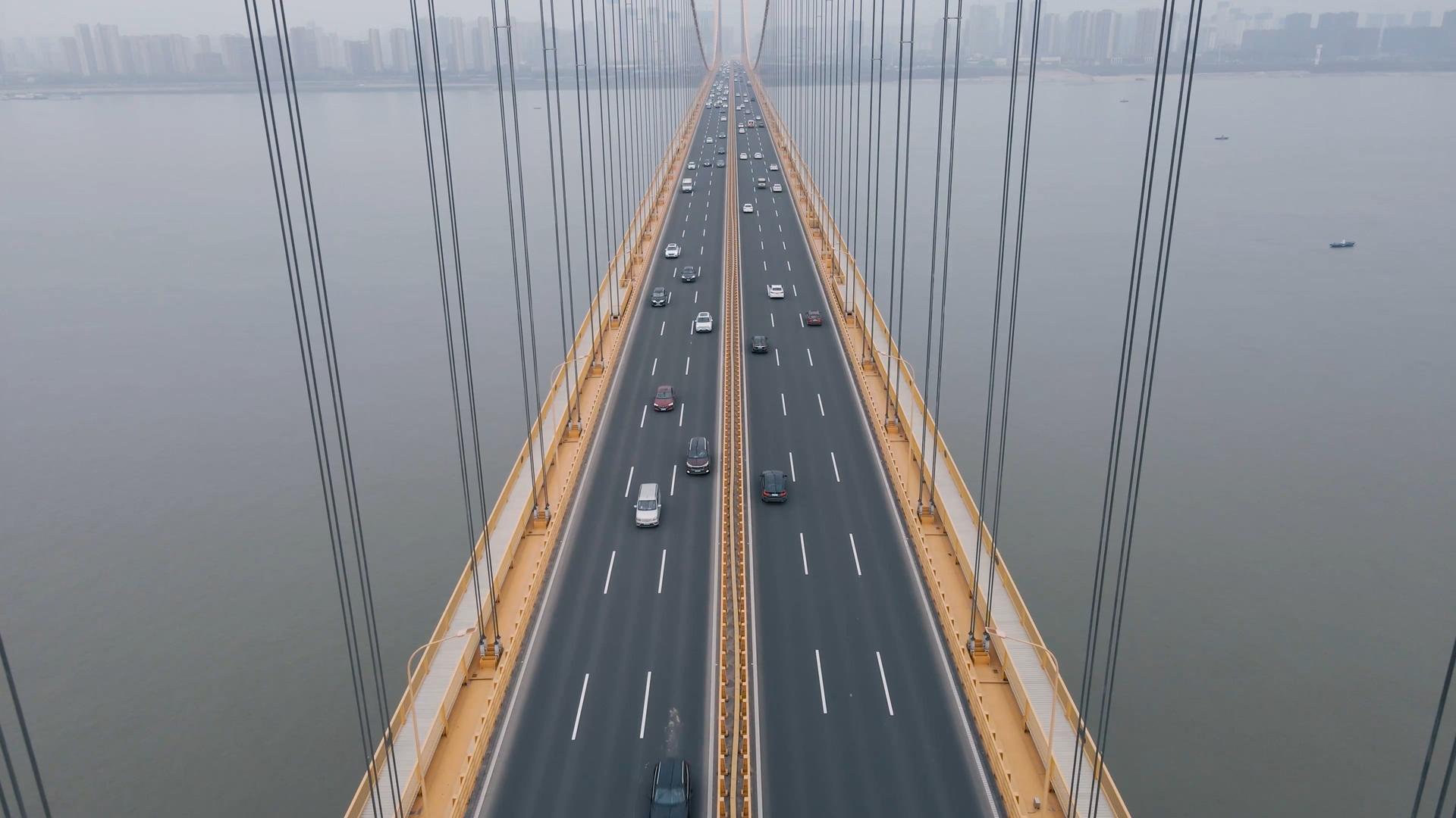 4K无人机穿越视角航拍长江大桥交通视频素材视频的预览图