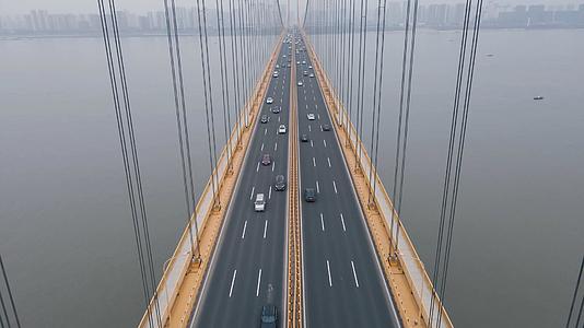 4K无人机穿越视角航拍长江大桥交通视频素材视频的预览图
