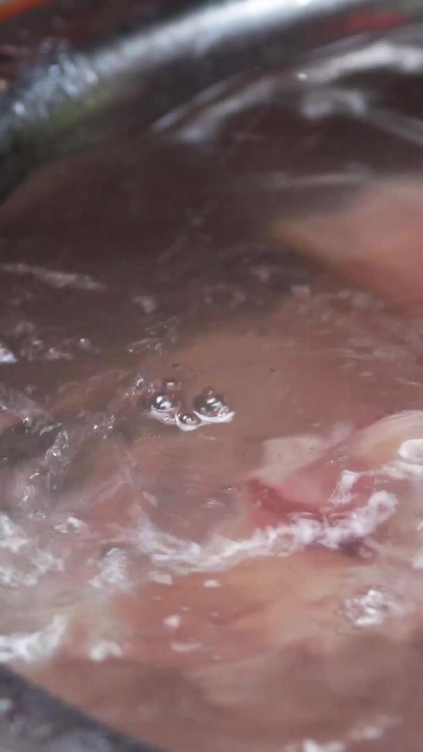 用手清洗肉类视频的预览图