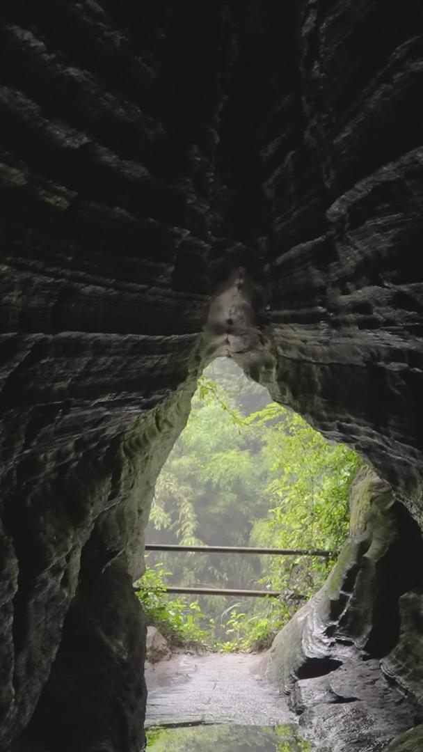湖北恩施利川5A级景区旅游腾龙洞内狭窄崎岖的山路素材慢慢升级拍摄视频的预览图