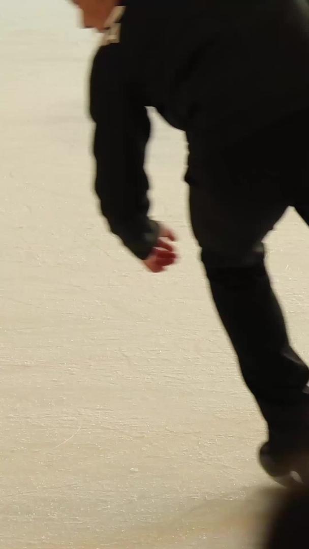 溜冰场溜冰视频的预览图