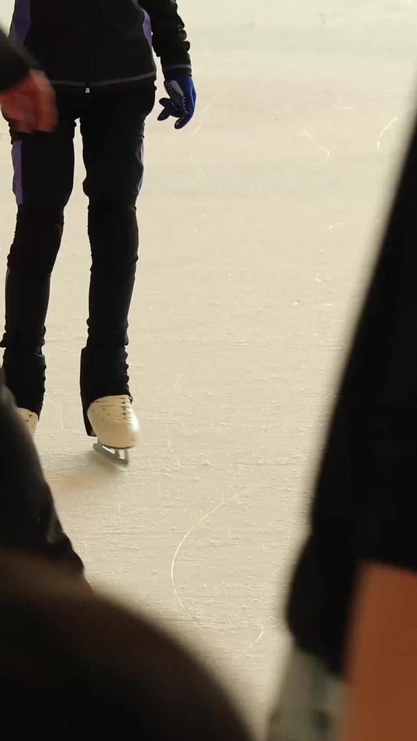 溜冰场溜冰视频的预览图
