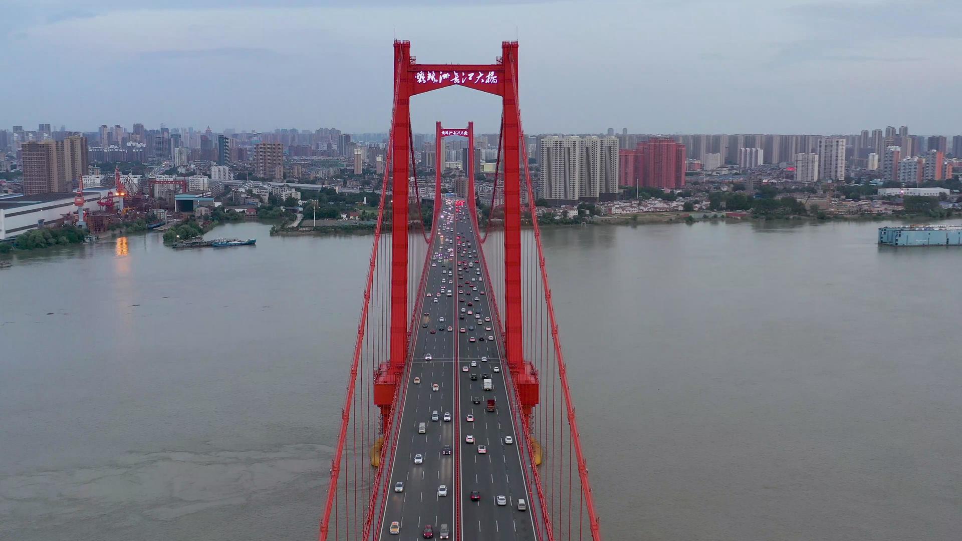 航拍武汉鹦鹉洲长江大桥交通视频的预览图