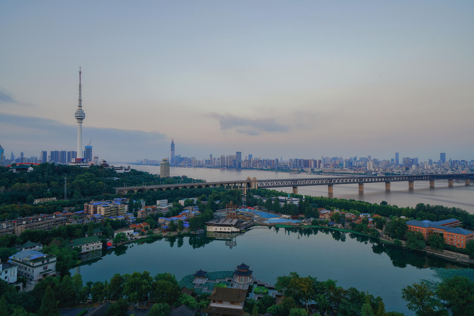 武汉地标电视塔长江大桥延时摄影视频的预览图