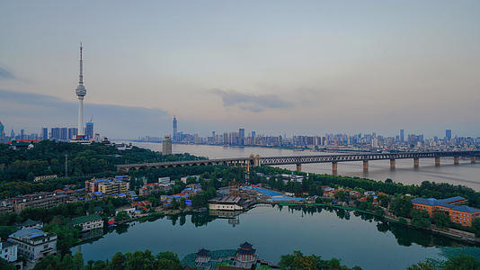 武汉地标电视塔长江大桥延时摄影视频的预览图