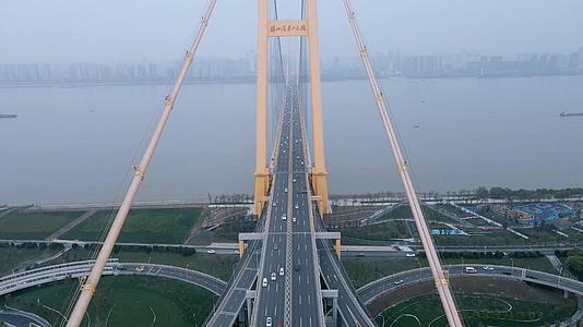 4K航拍武汉杨泗港长江大桥和交通视频素材视频的预览图