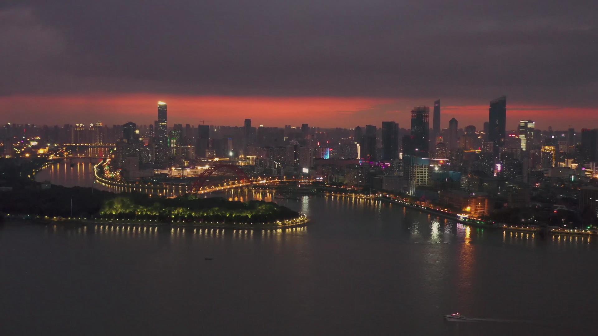 航拍武汉长江南岸嘴夜色4K高清视频视频的预览图