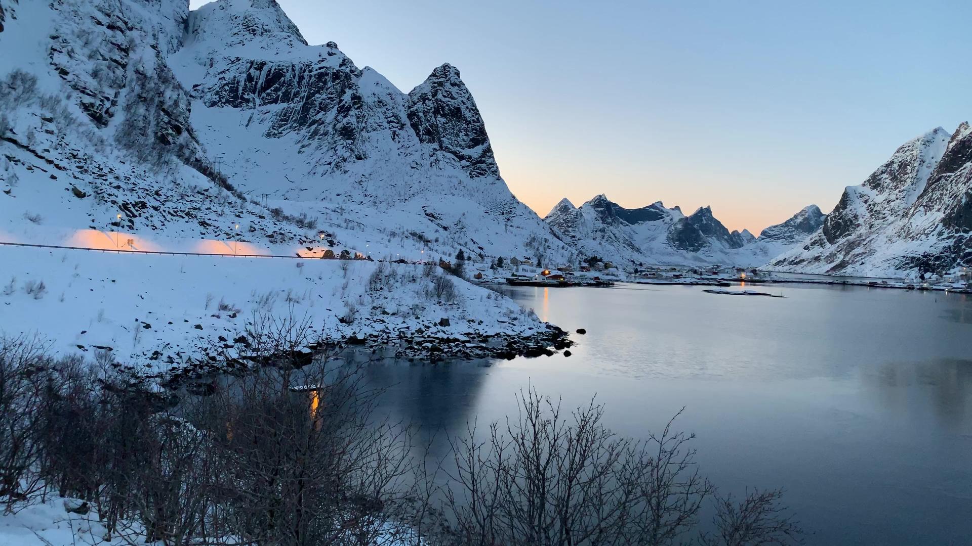 挪威罗弗敦群岛著名雷纳渔村全貌延时视频视频的预览图