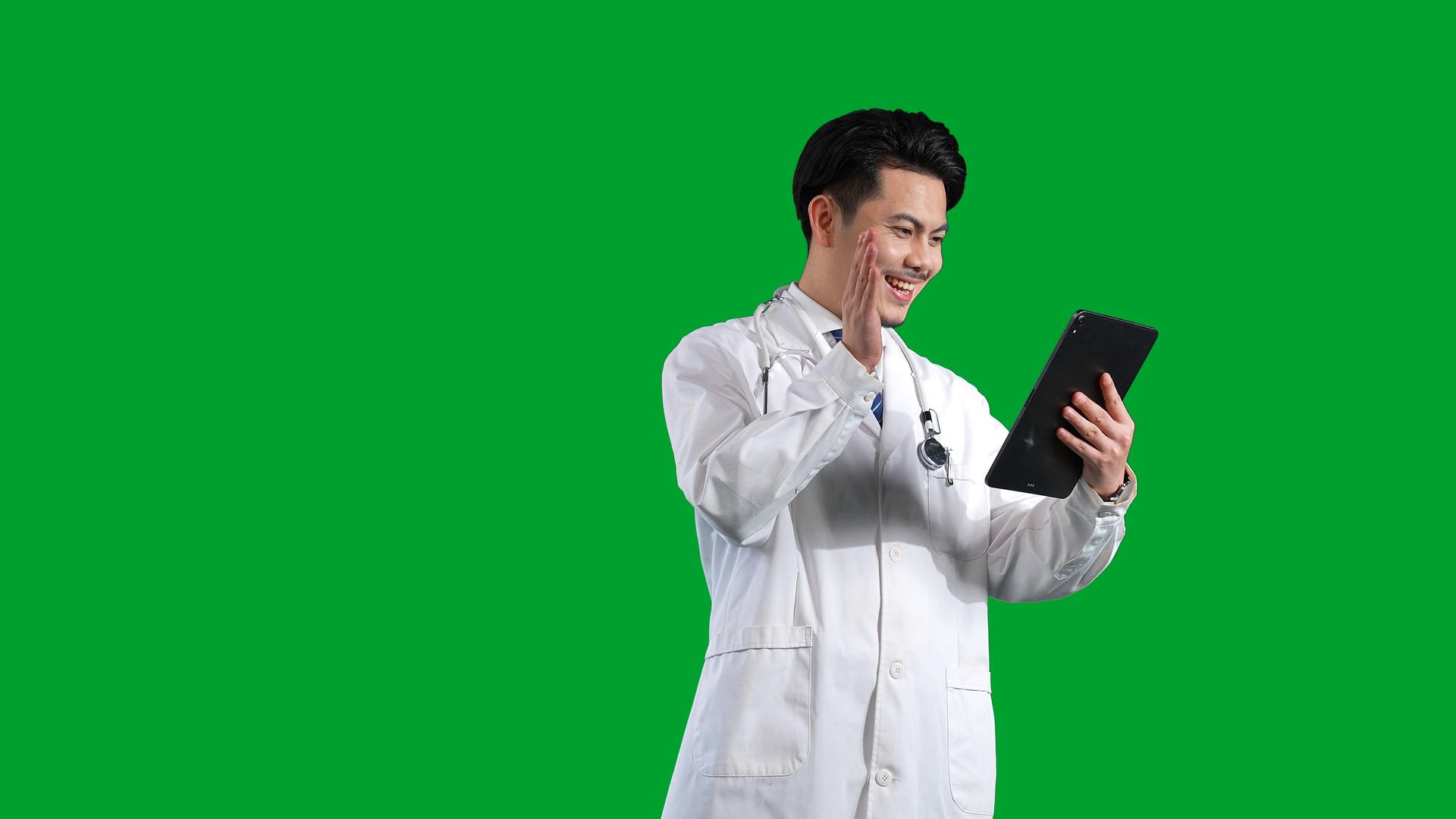 白大褂男医生用平板电脑远程看诊绿幕视频的预览图