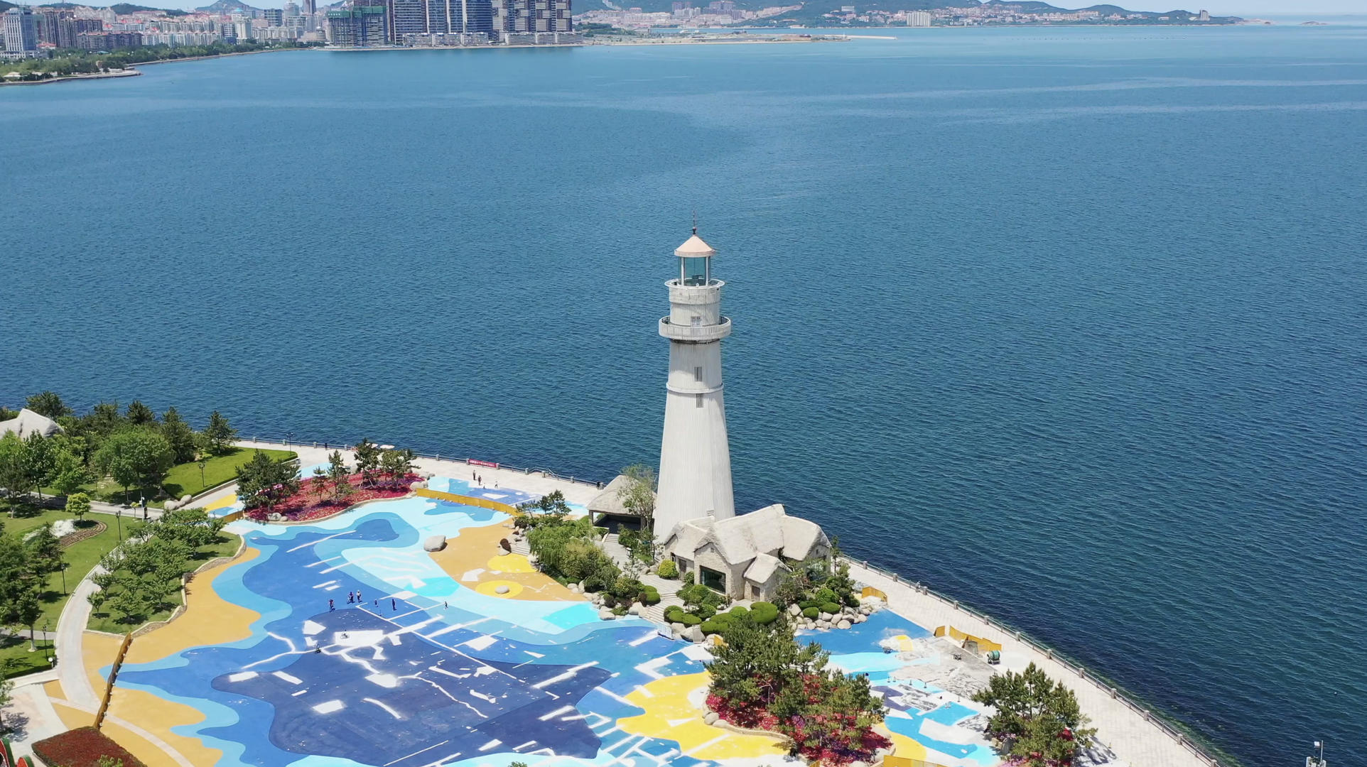 海滨城市风光海边的灯塔视频的预览图