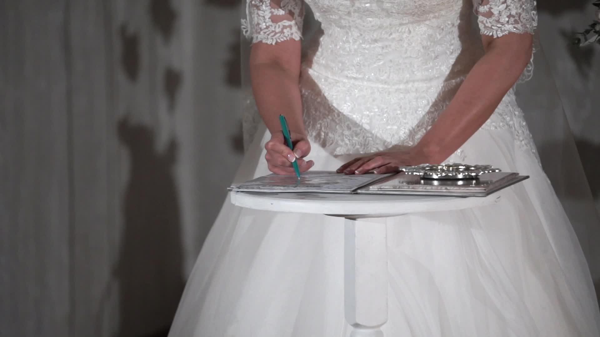 新娘签署文件视频的预览图