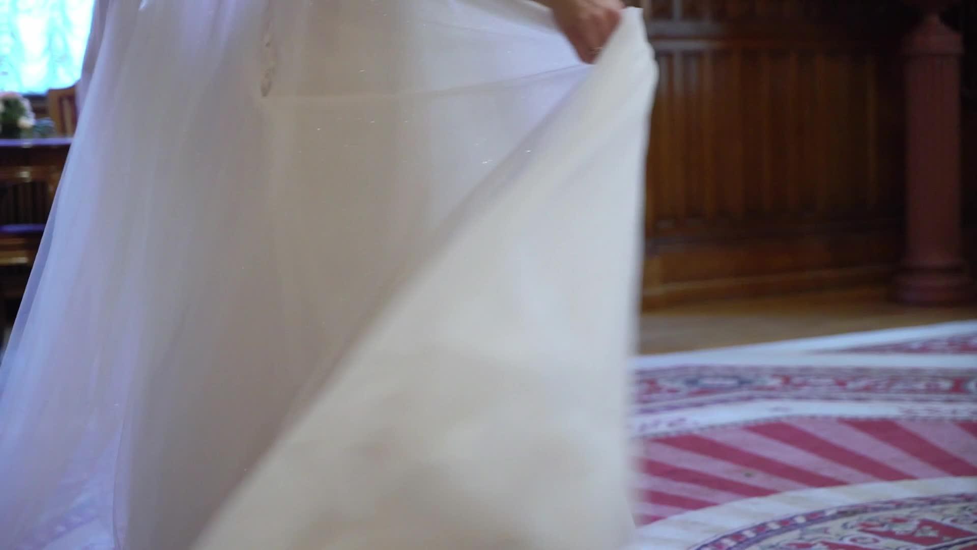 新娘盘旋挥舞着她的婚纱视频的预览图