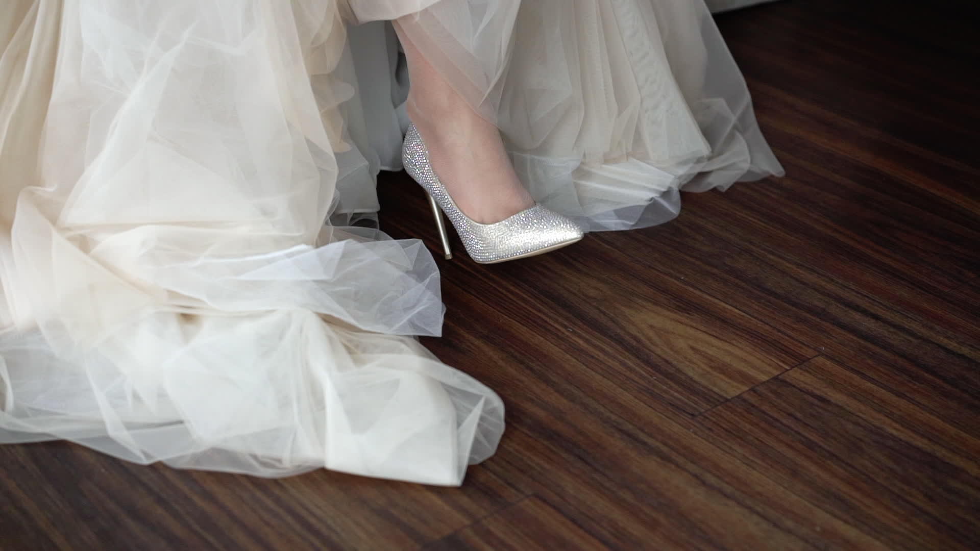 新娘穿婚鞋视频的预览图