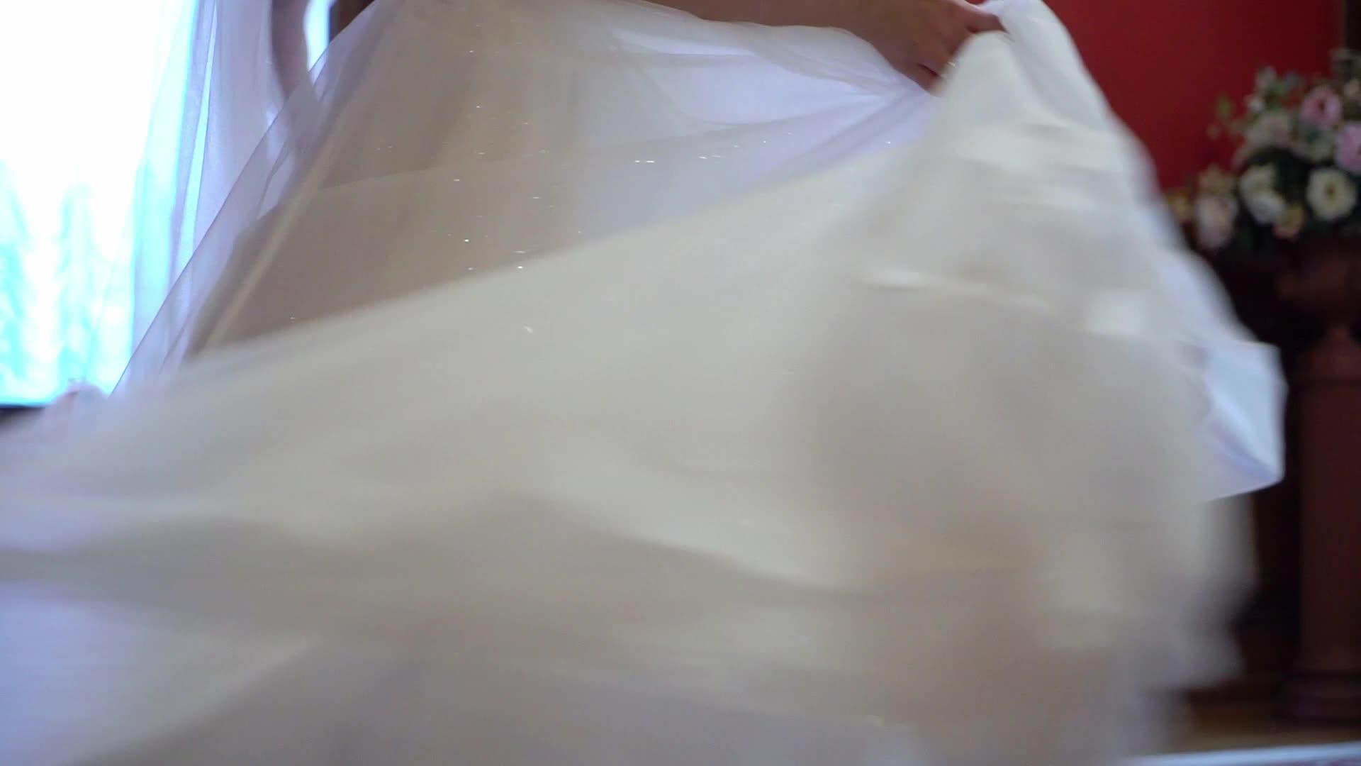 新娘盘旋挥舞着她的婚纱视频的预览图