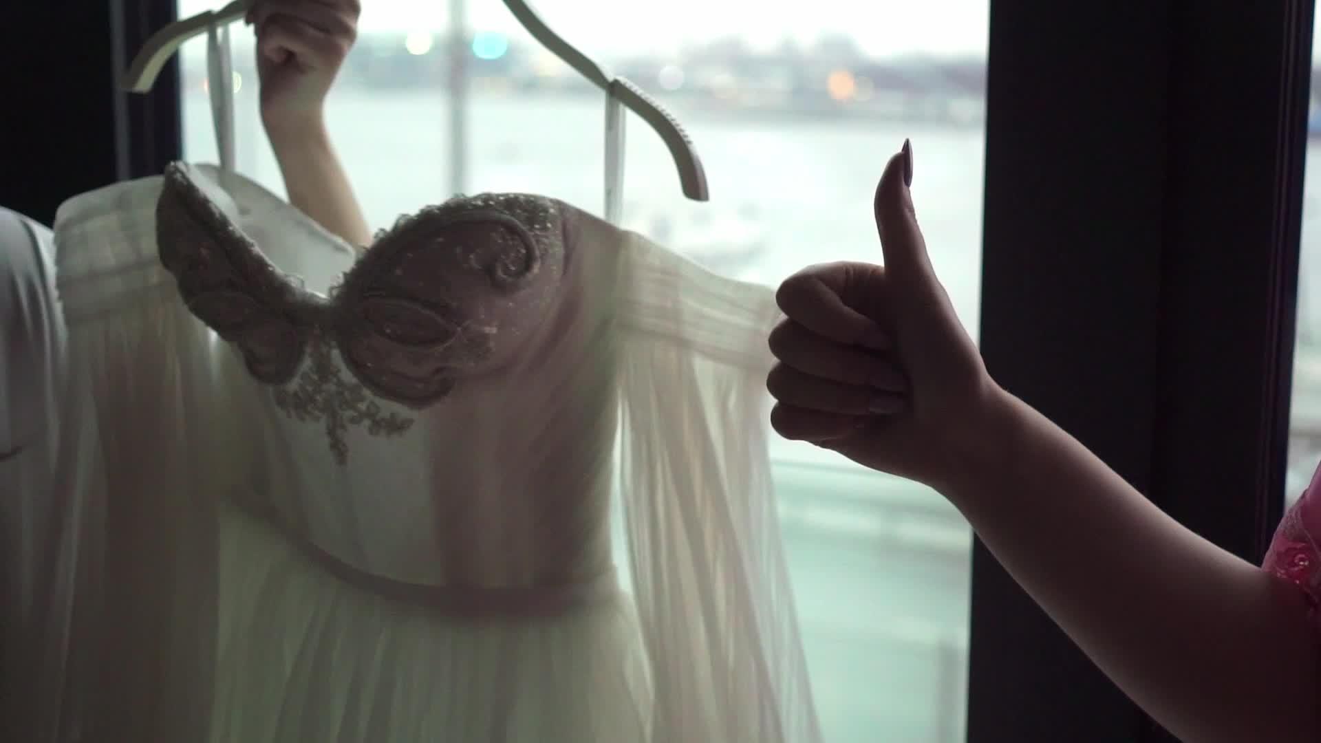 新娘正拿着婚纱准备穿衣服伴娘们露出拇指视频的预览图