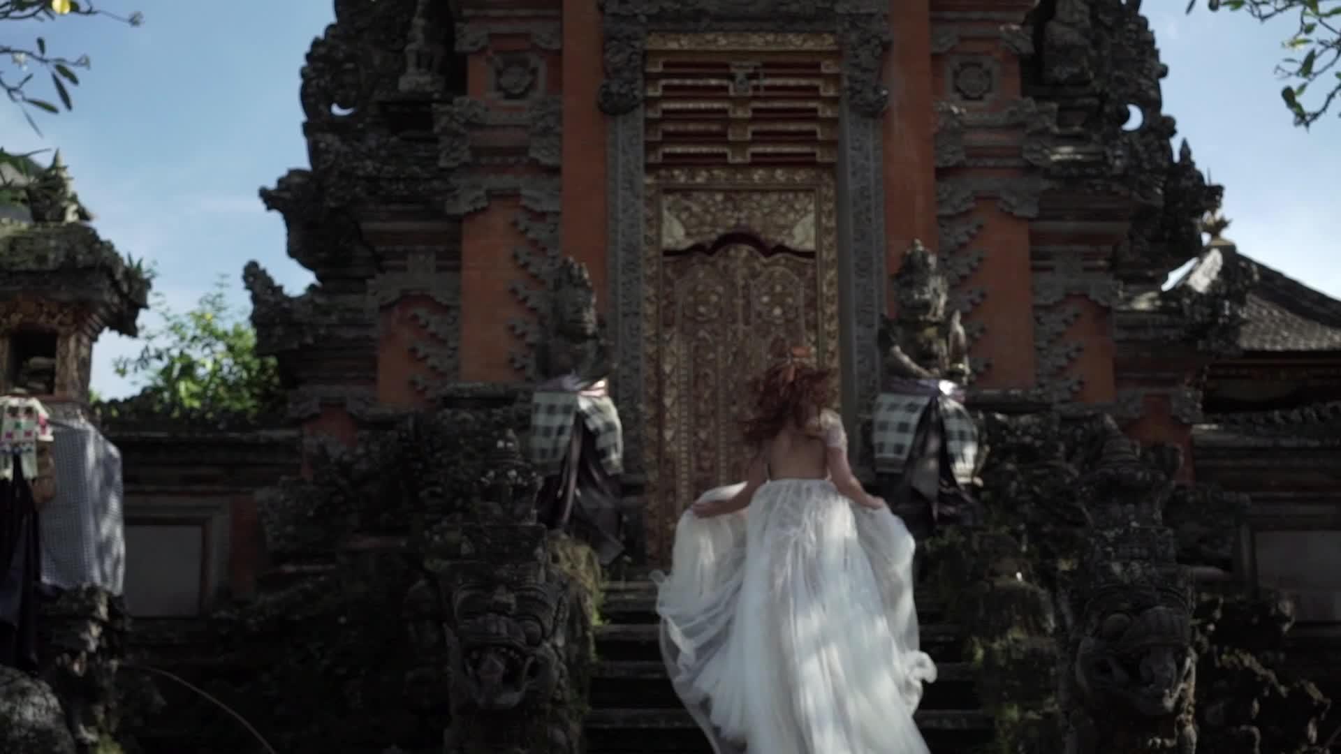 新娘在巴里寺庙里跑来跑去视频的预览图
