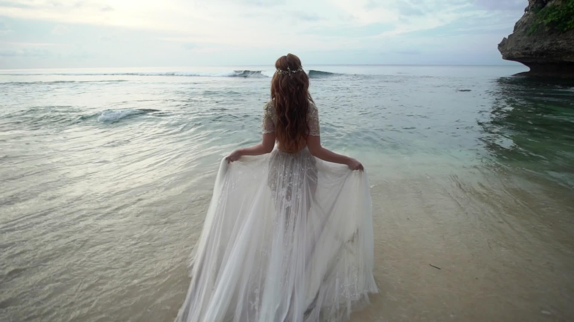 新娘在海滩上视频的预览图