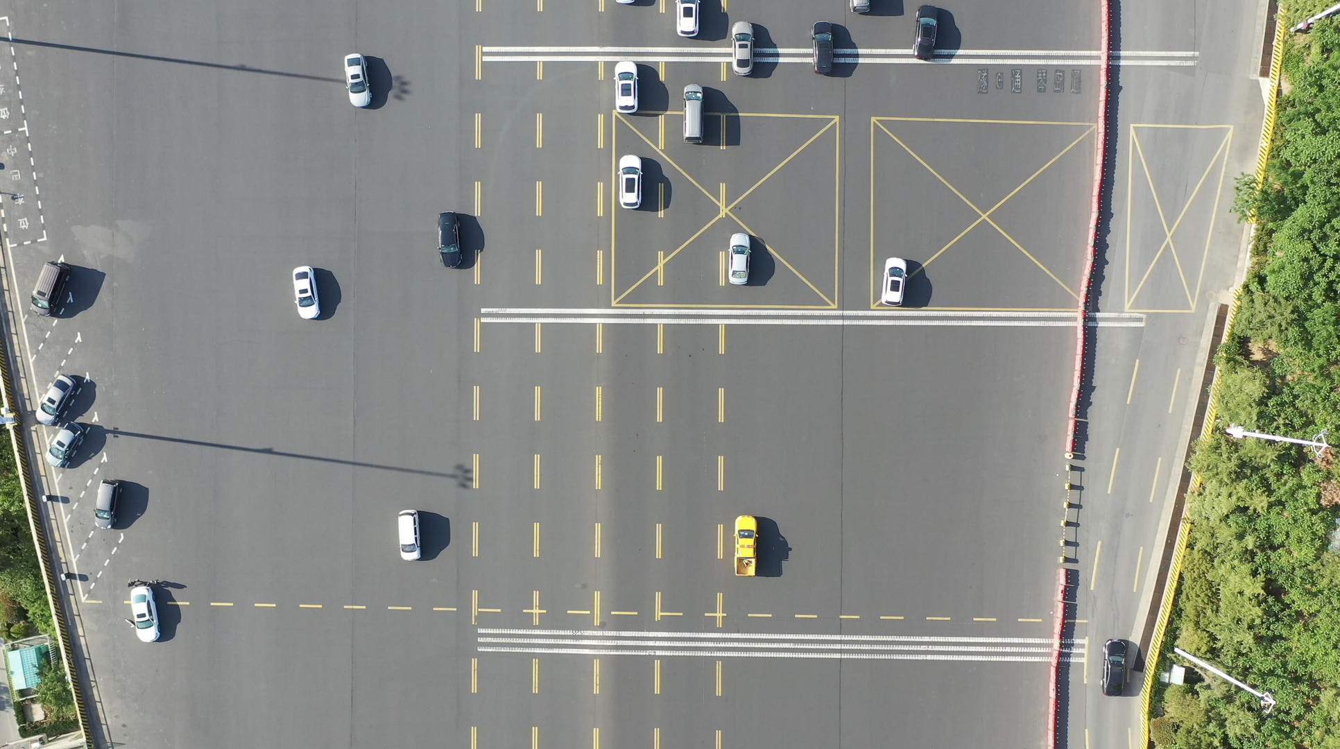 公路收费站及拥堵的汽车航拍4K视频视频的预览图
