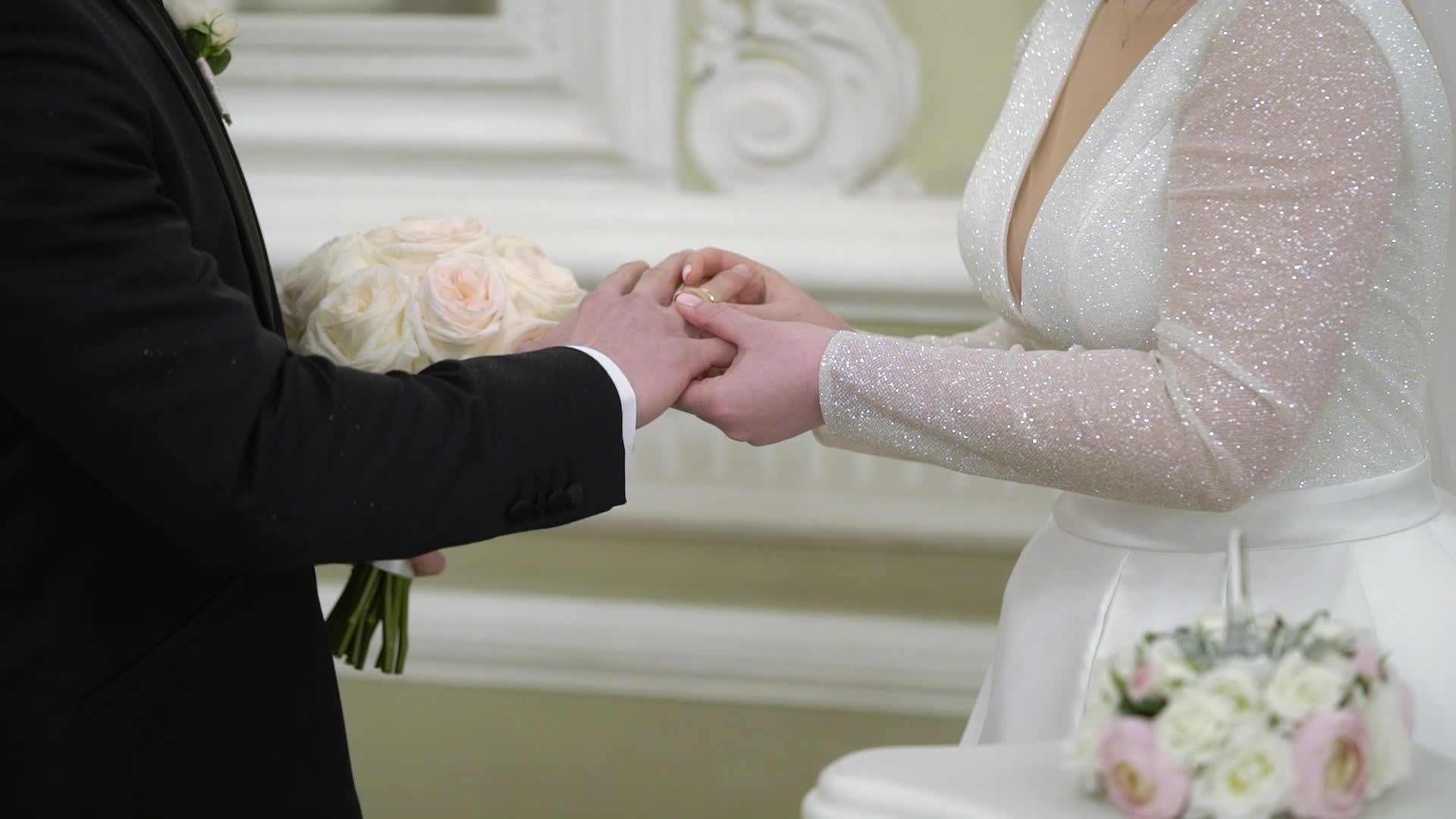 新娘和新郎在婚礼上交换结婚戒指视频的预览图