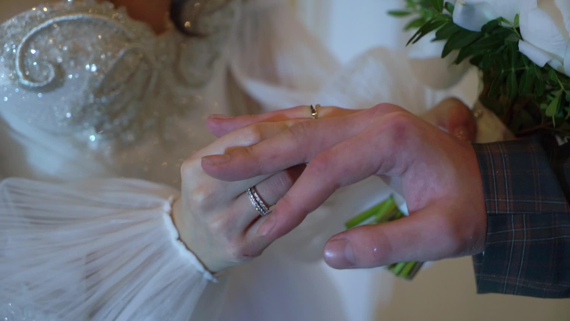 新娘和新郎在仪式上交换戒指视频的预览图