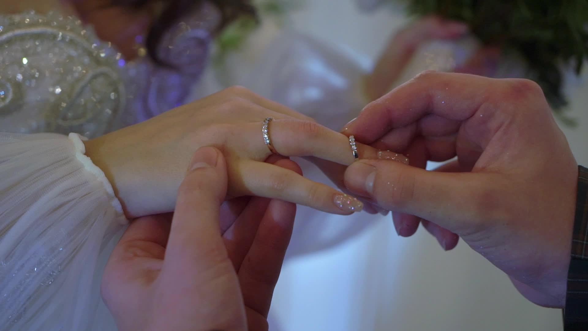 新娘和新郎在婚礼上交换结婚戒指视频的预览图