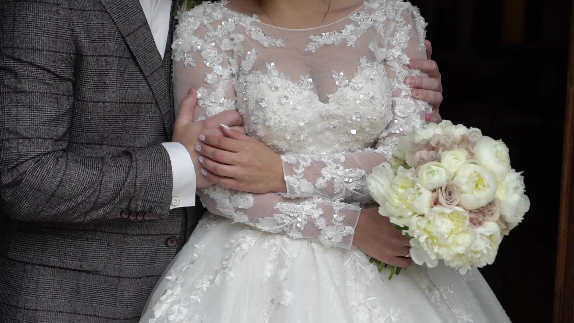 拥抱新娘和新郎的情侣视频的预览图