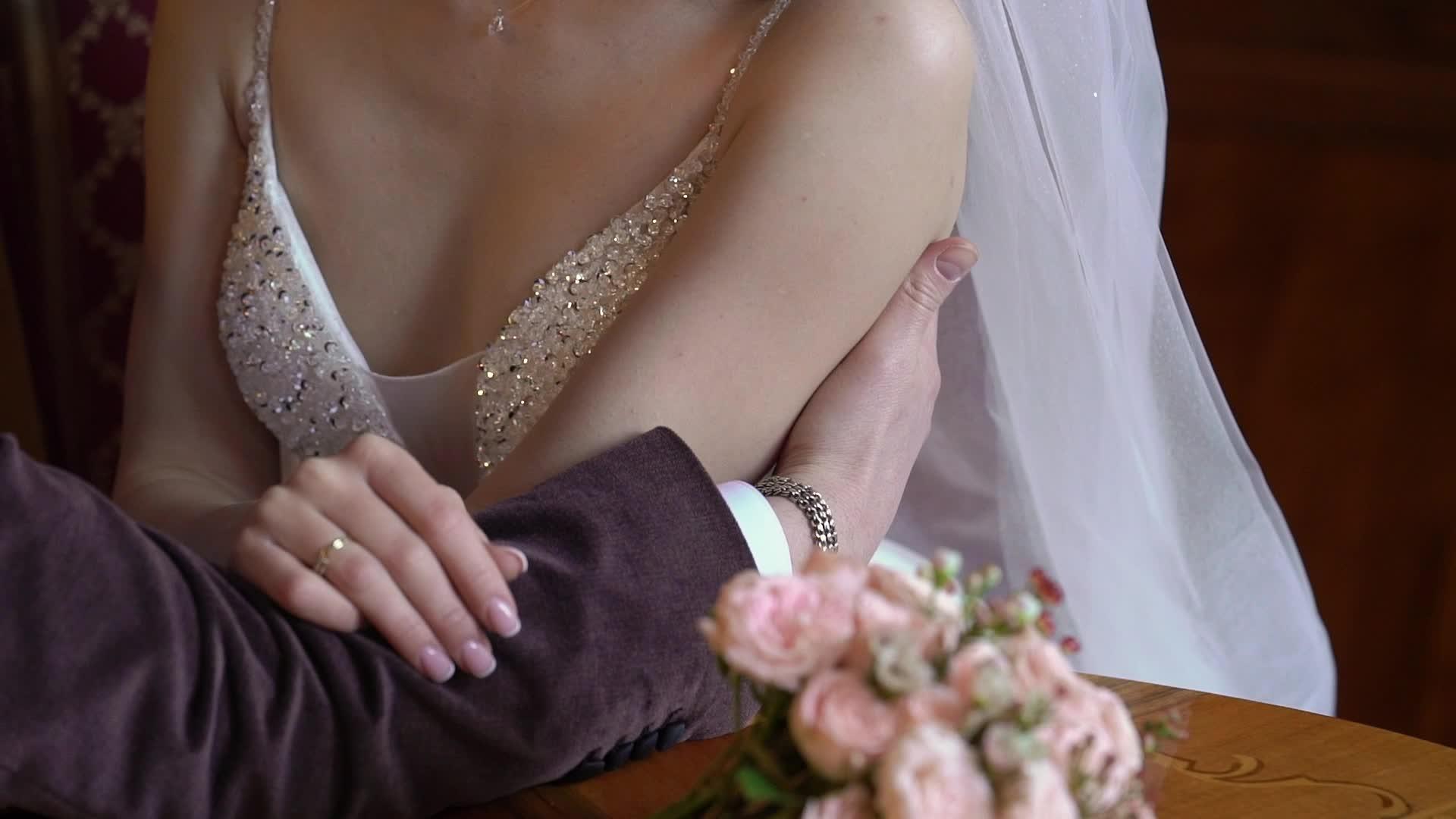 新娘和新郎拥抱视频的预览图