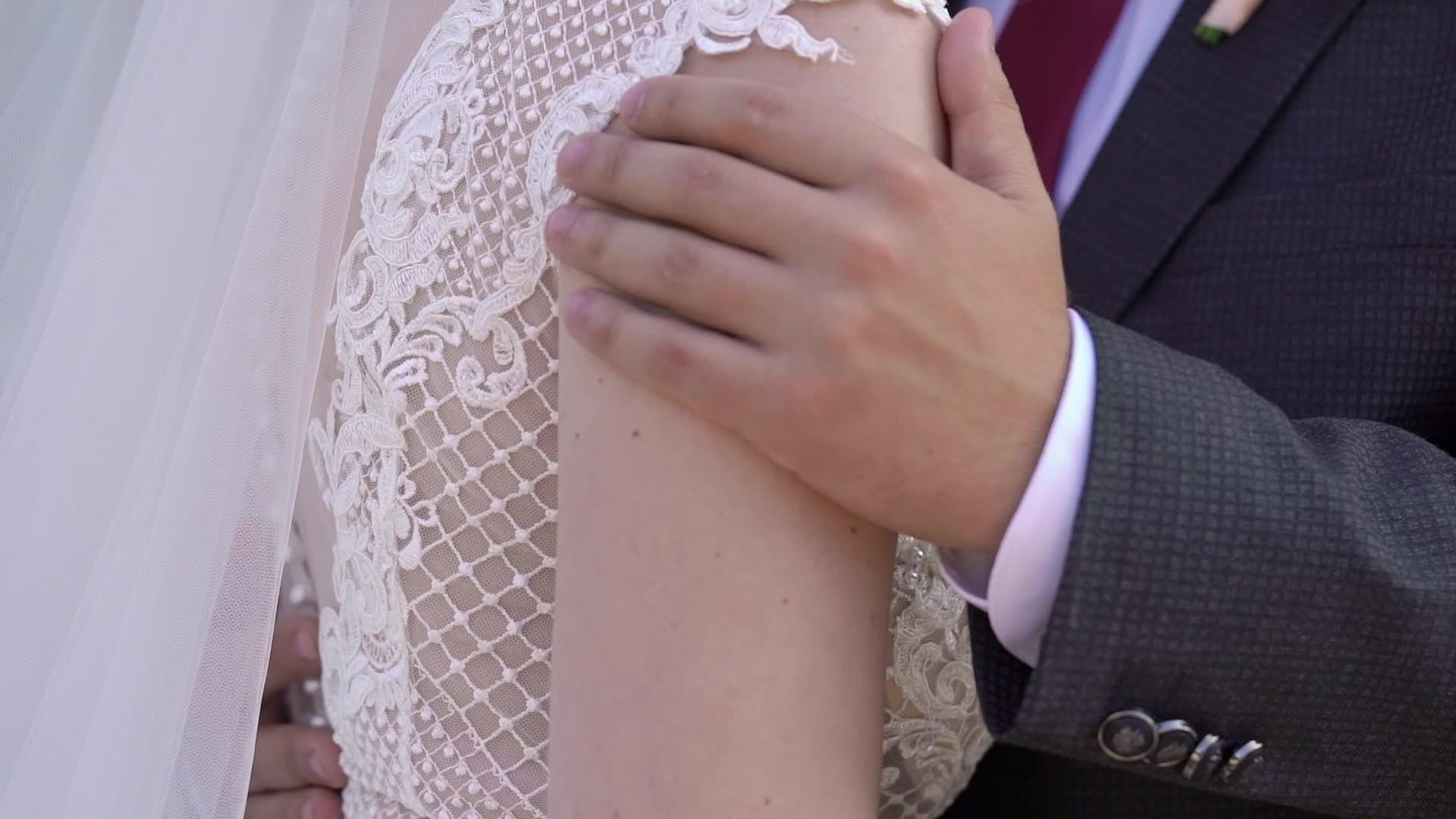 拥抱新娘和新郎的情侣视频的预览图