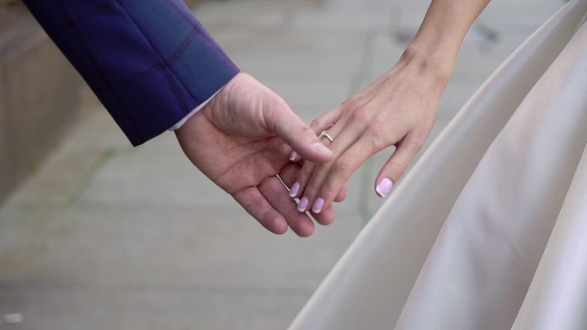 新娘和新郎手牵手视频的预览图