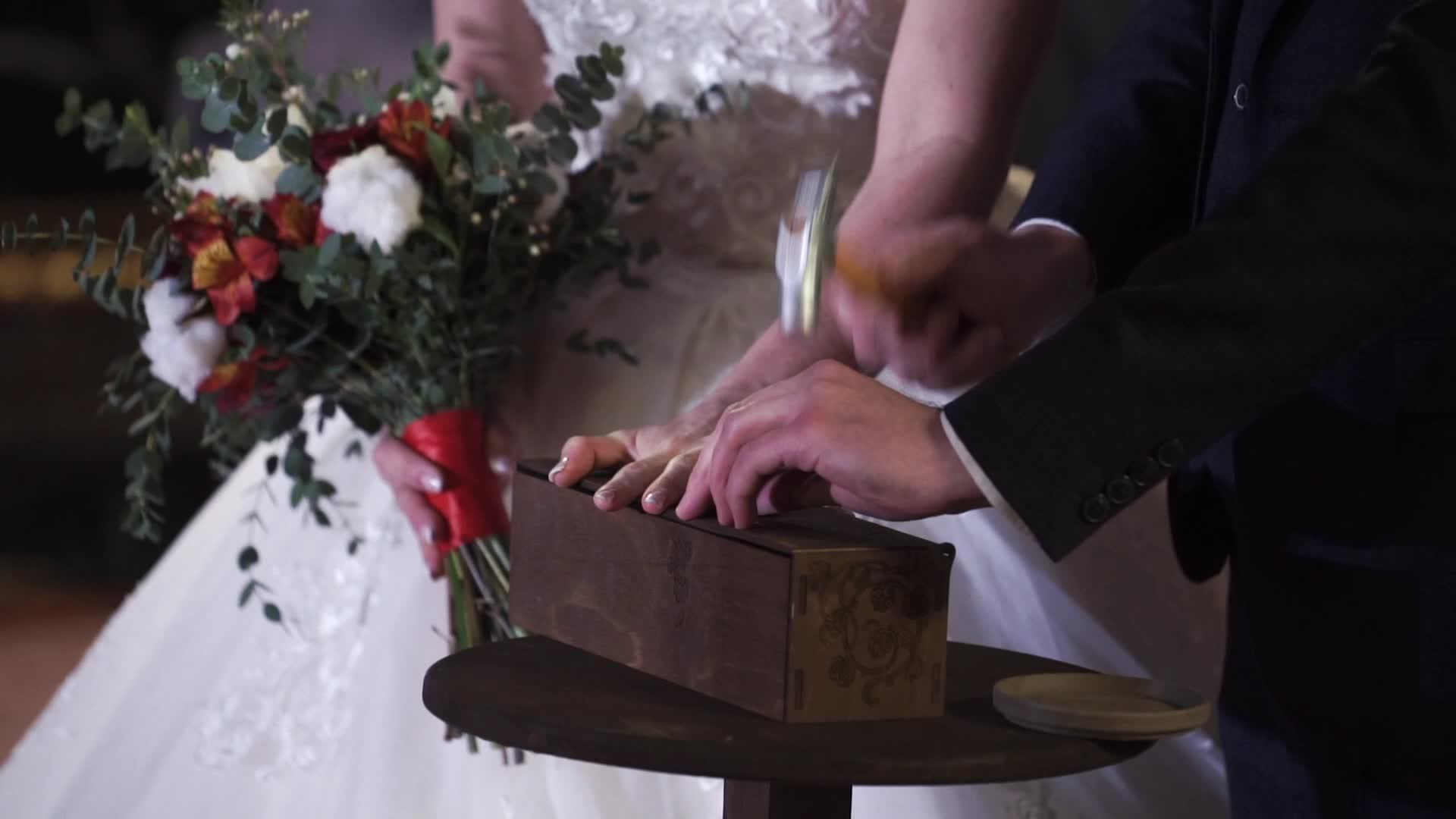 新娘和新郎视频的预览图